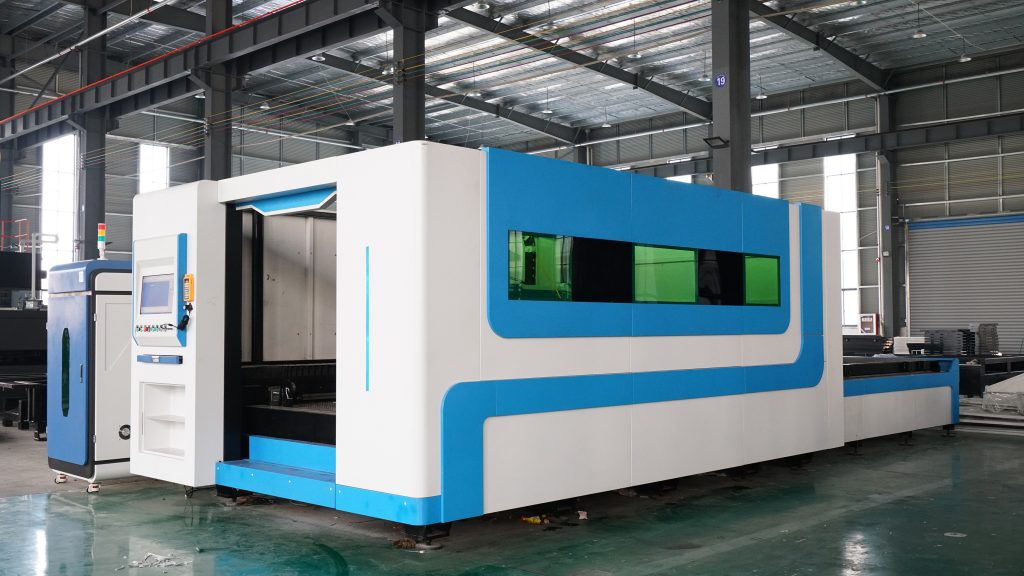 Raymax 1000W 2000W 3000W 4kw CNC kiudlaserlõikur terasest alumiiniumist lehtmetallile Wuhan Raycus Fiber laserlõikusmasin