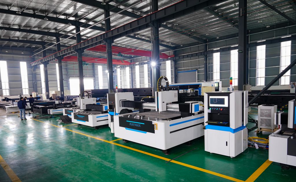 Raymax 1000W 2000W 3000W 4kw CNC kiudlaserlõikur terasest alumiiniumist lehtmetallile Wuhan Raycus Fiber laserlõikusmasin